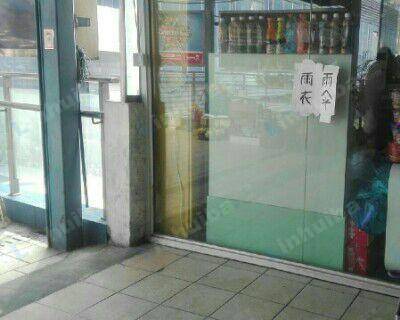 美兰湖地铁口便利店 - 店门口