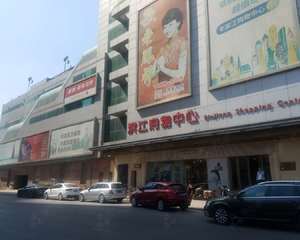 一楼侧门过道处