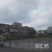 园区花园；办公楼旁