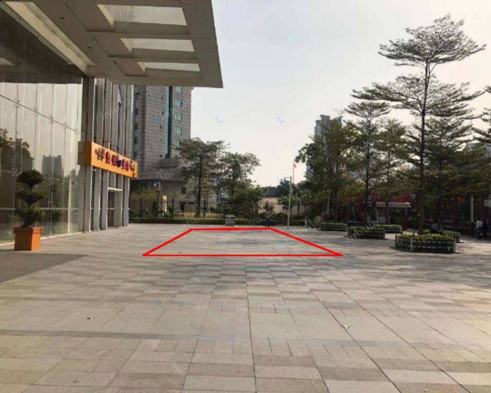广州保利中誉广场 - 一层外广场