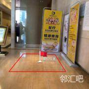 电梯旁边