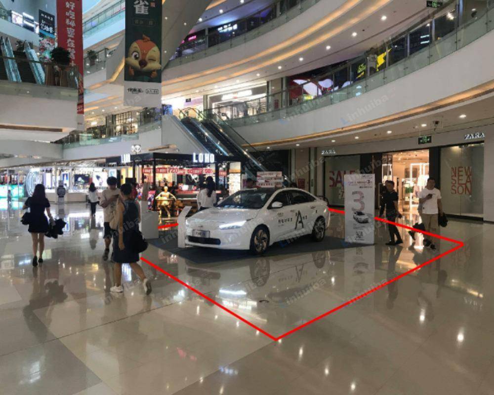 深圳龙岗万科广场 - 一楼小米旗舰店门前
