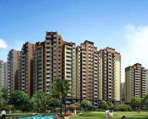 小区正门外小广场左侧宣传栏前