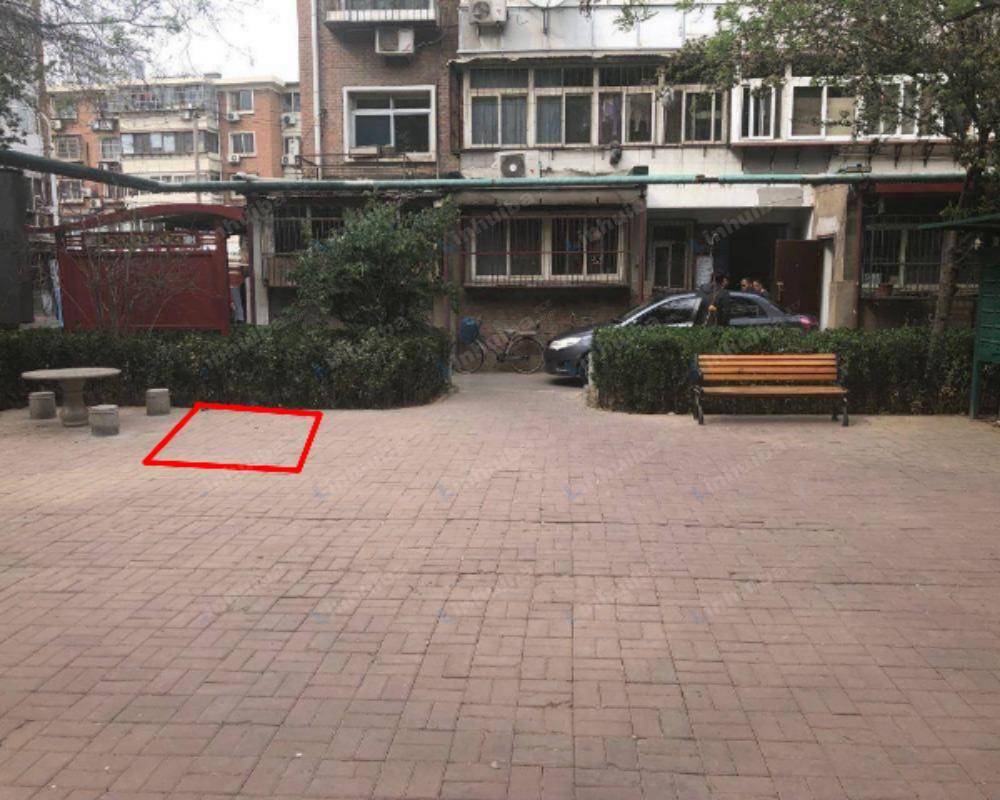 天津照湖里 - 花园小广场邮箱对面