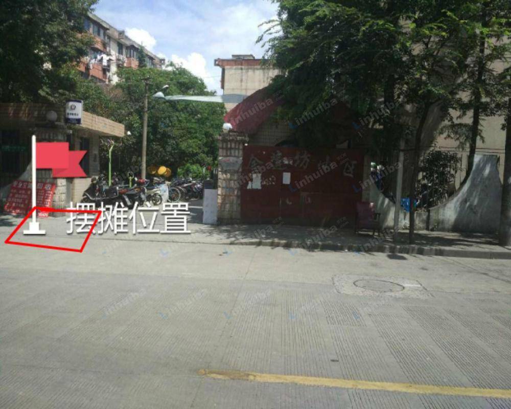 上海金莲坊 - 大门口停车带旁边