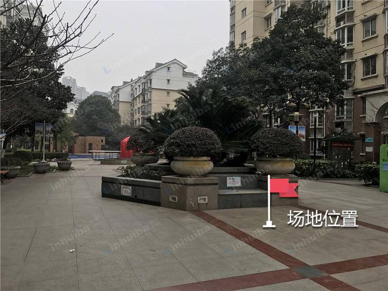 香江花园四期 - 香江花园四期小区入口广告牌前空地靠近5栋车可挪