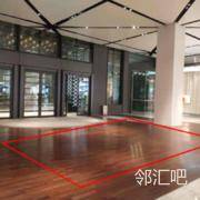 B馆一层服务台前