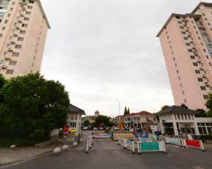 西门里面台阶上