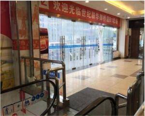 商场入口地柱处