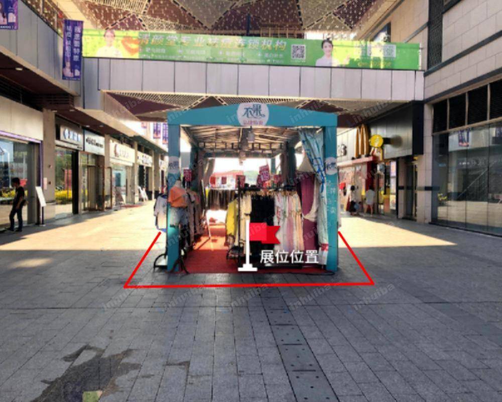东莞汇星商业中心 - 一层沃尔玛南门外空地