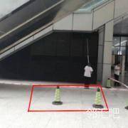 一层扶梯下