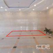 一楼大厅旋转门旁边