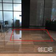 一层大堂扶梯口旁