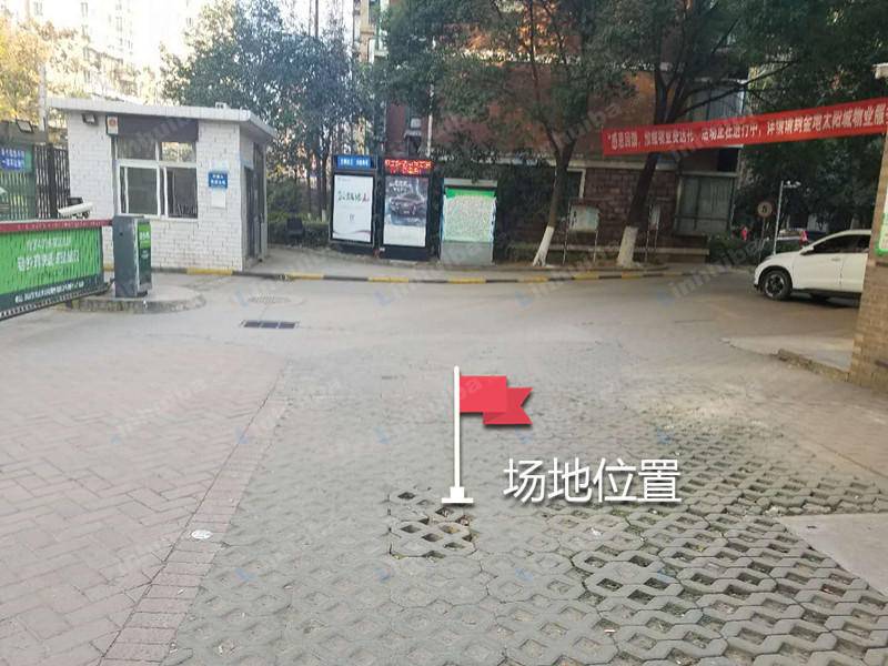 金地 太阳城 - 后门入口岗亭后方空地中间