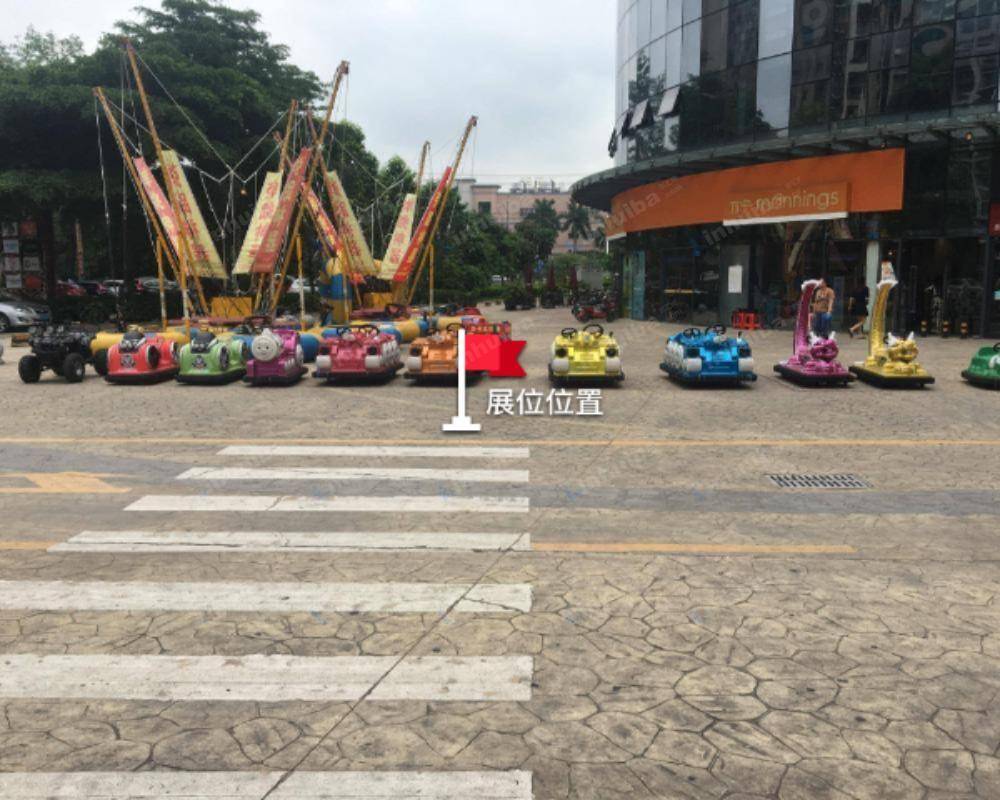 东莞领尚购物广场 - 一层万宁店铺前广场