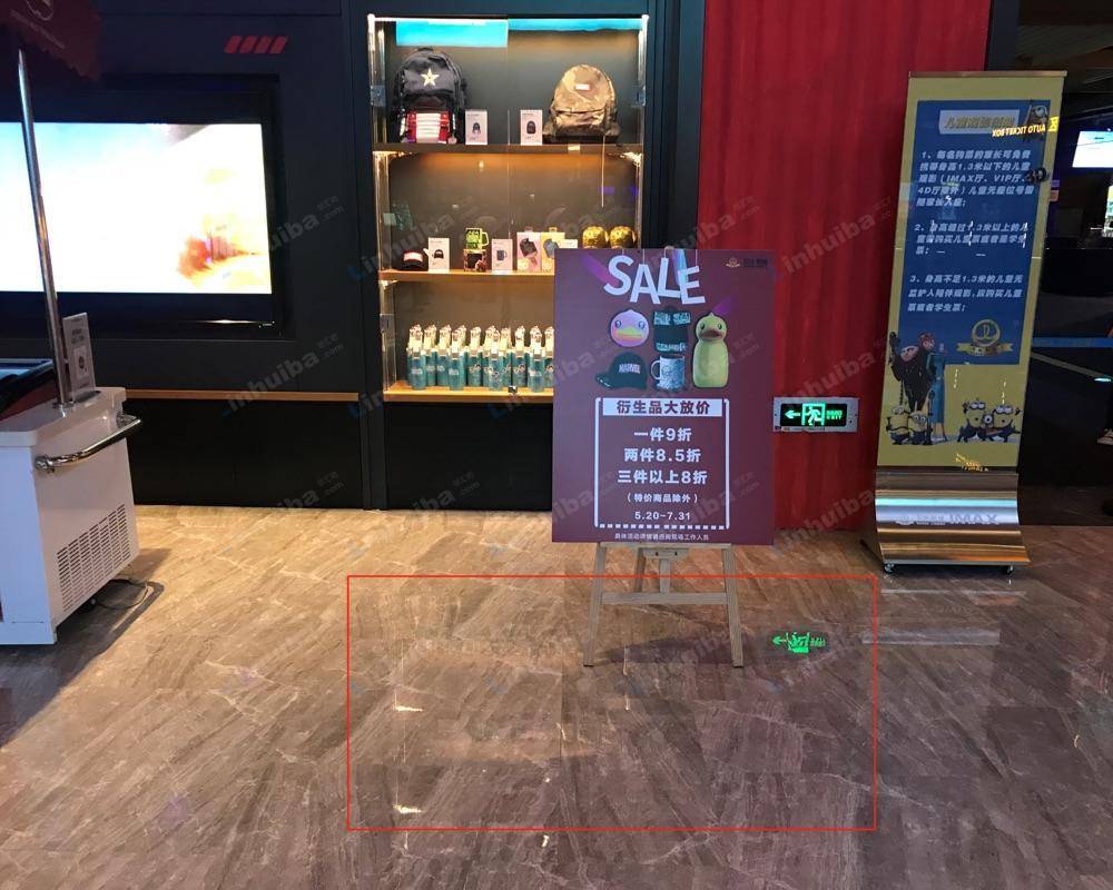 南宁万达影城江宇万达广场店 - 大堂衍生品柜台旁