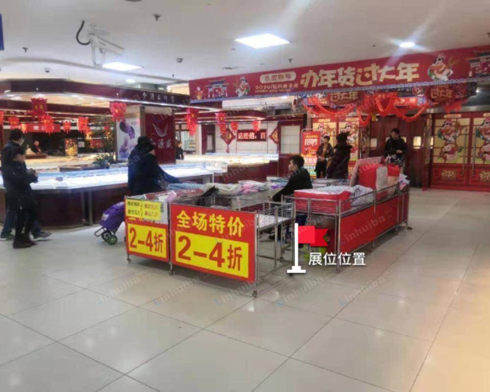 天津人人乐超市河西店 - 大门进出口空地
