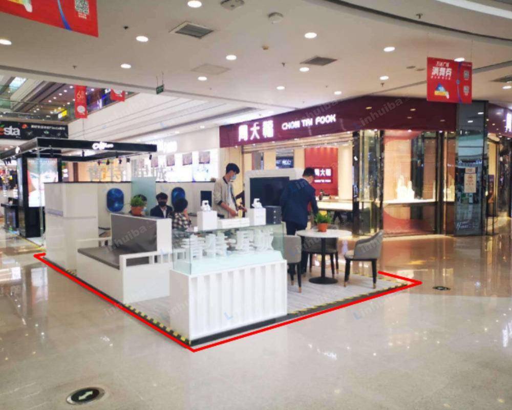 青岛CBD万达广场 - 靠近中庭正周大福与GAP店铺中间