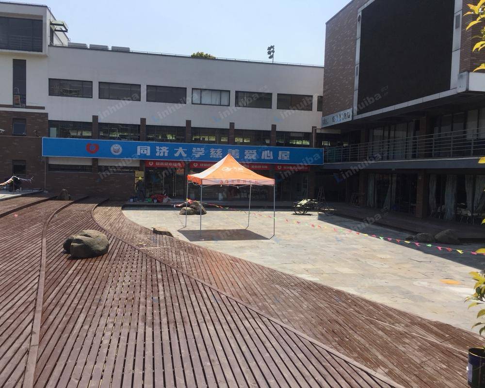 同济大学虹口校区 - 食堂后广场