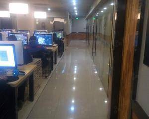 吧台和过道空余位置