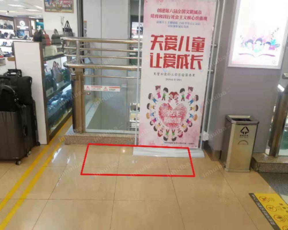 深圳天虹商场龙华店 - 四楼扶梯口