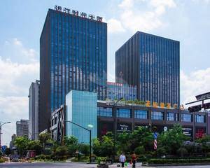 大门进去左边空一点的位置