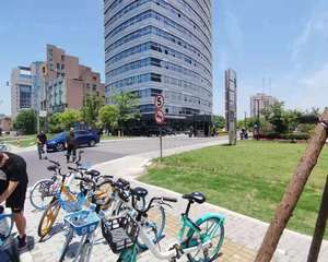 一楼大厅瑞幸咖啡旁边玻璃房内