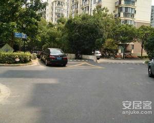 大门口左侧台阶上