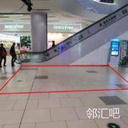 中庭扶梯旁