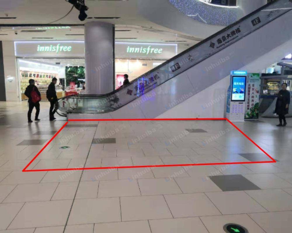 天津国贸购物中心 - 中庭扶梯旁