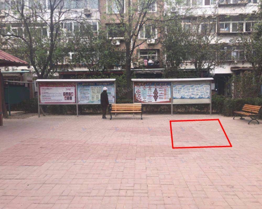 天津照湖里 - 花园公开栏前