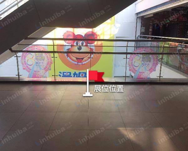 大连万和汇购物广场 - 五层美的电器门前