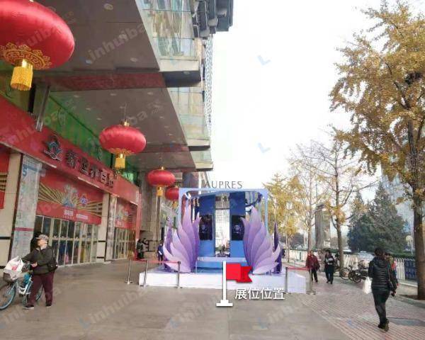 北京崇文门新世界百货 - 东门外广场