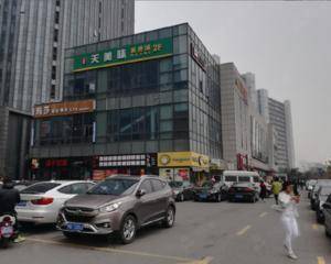 食堂入口处或者一楼楼梯口