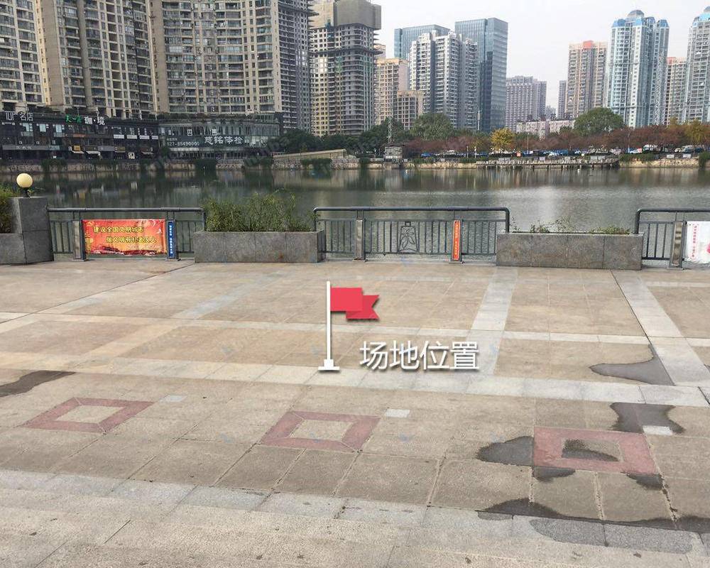 西北湖公园 - 西北湖公园大门入口湖边小广场