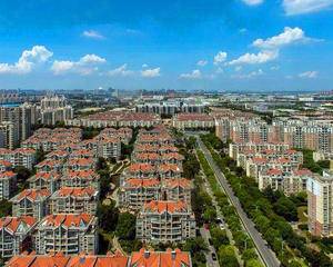 东门直走里面空地处