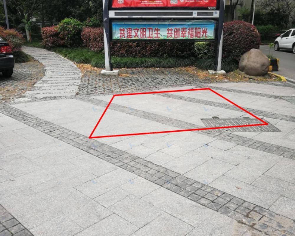 无锡阳光城市花园 - A区南门公告栏前