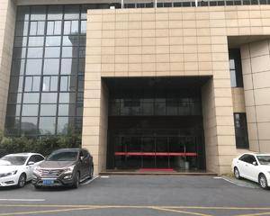 吧台对面、门口休息区