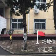 中国地质大学西校区学生宿舍楼门口（男女生宿舍楼中间）