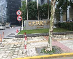 一楼大厅工商银行ATM机对面