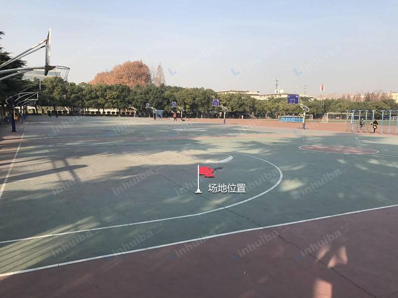 湖北工业大学 - 篮球场中央及两侧