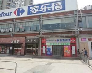 门里面第一个柱子处