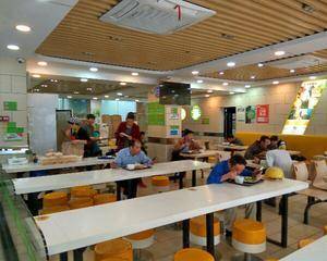 桌子放包子铺里面。