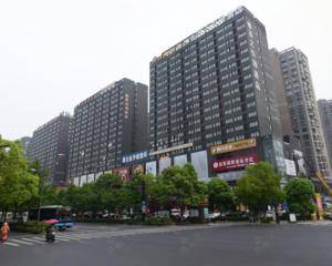 数码城入口通道两侧