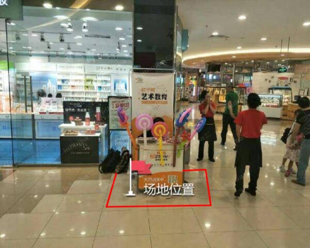 北京家乐福北京双井店 - 一层肯德基门口