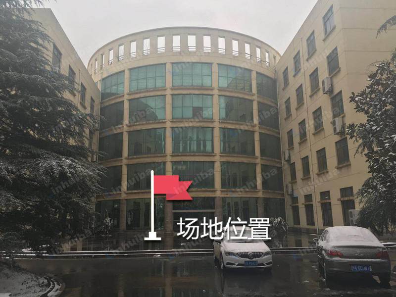 武汉纺织大学南湖校区 - 武汉纺织大学校图书馆旁边广场