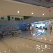 一楼服务台前面大场地。或者小舞台旁边。