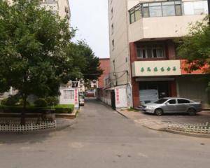 门卫室前面空地