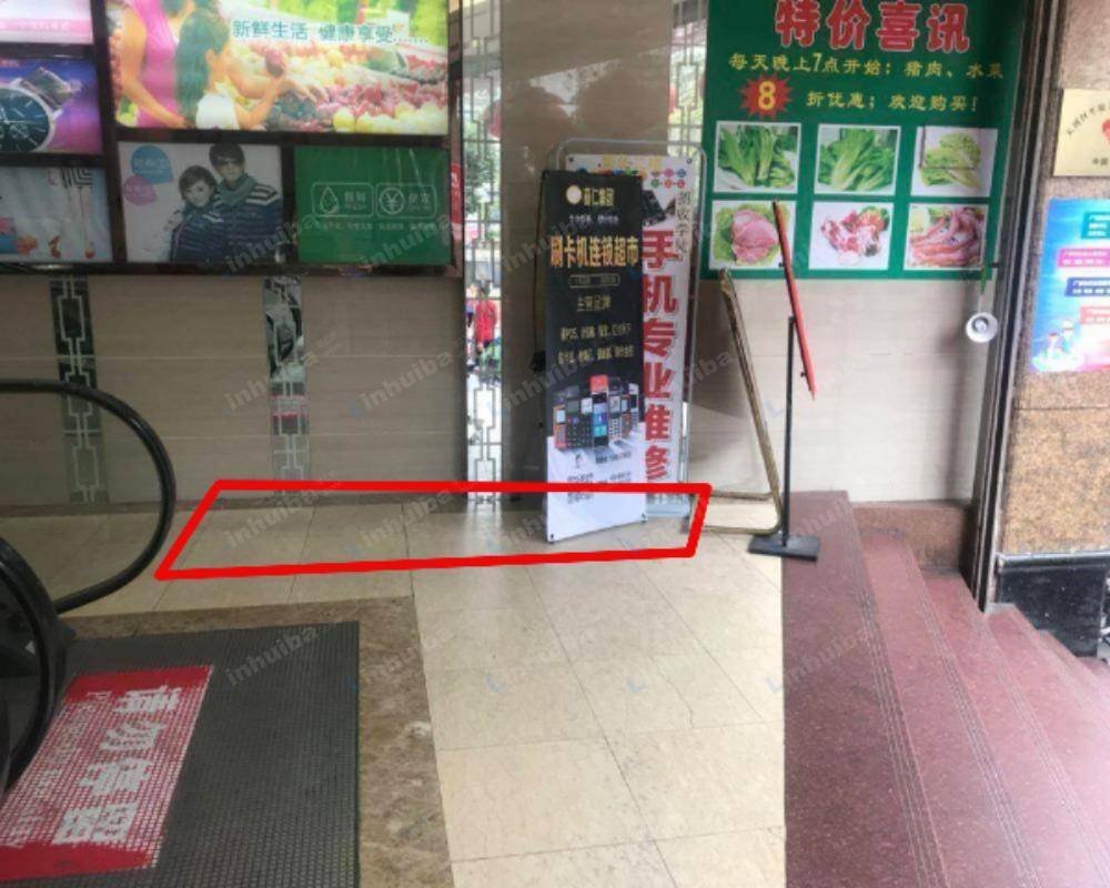 广州美华百货 - 一楼扶梯口