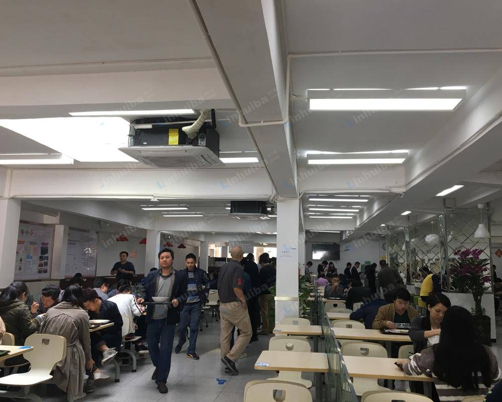 开味缘云谷分店 - 大门内收餐具台前方空地